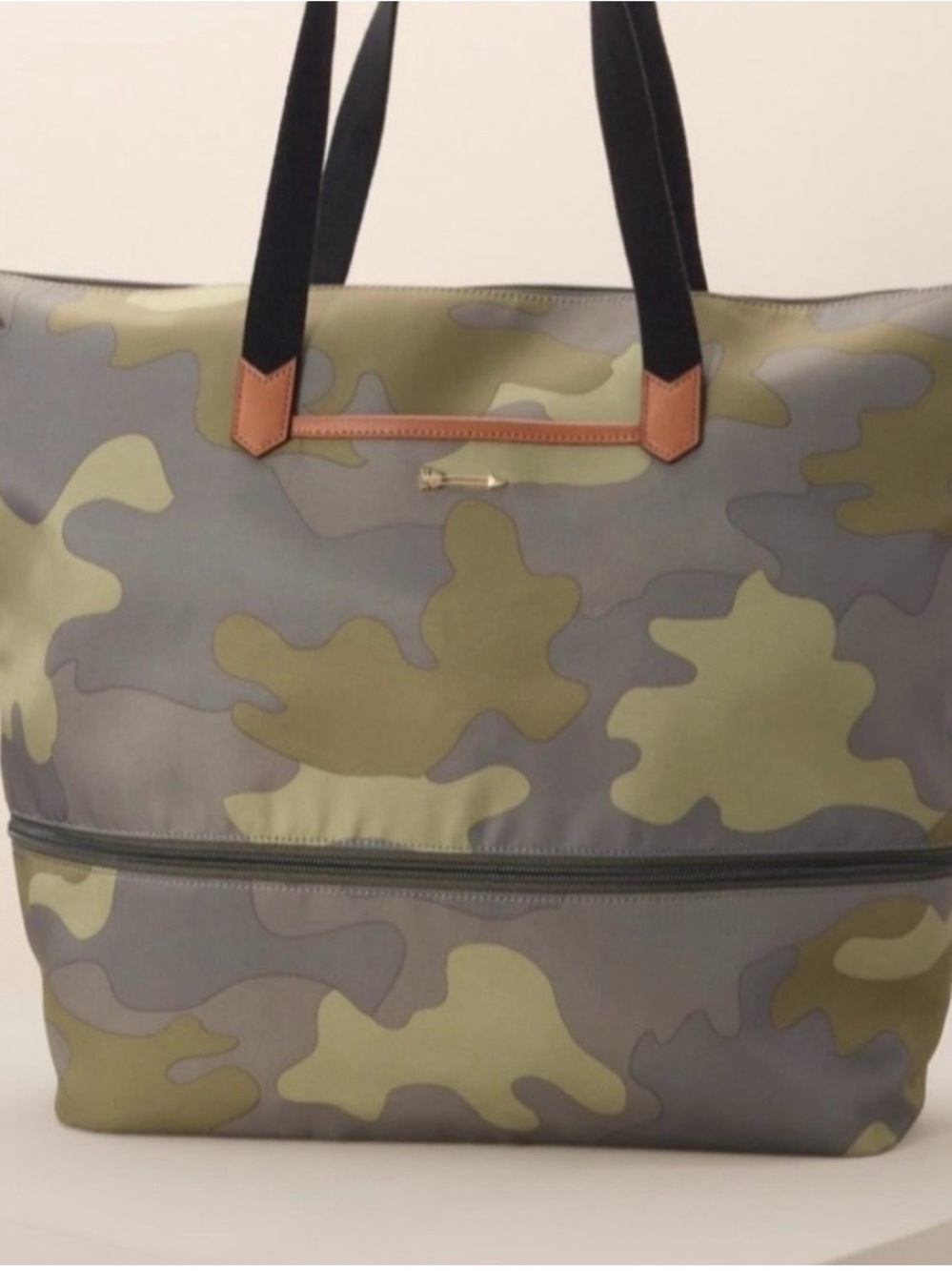 Stella & Dot Green Camouflage Travel Tote